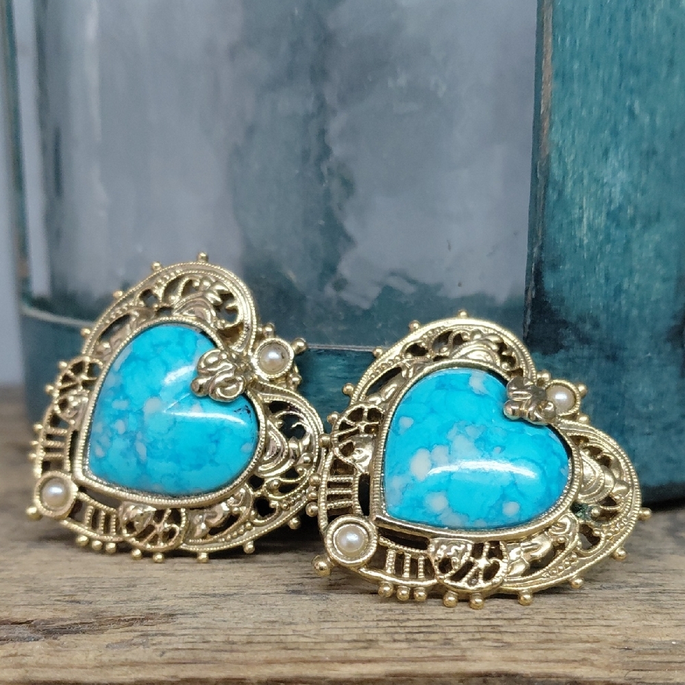 Vintage-Style Turquoise Heart Filigree Clip On Earrings in Gold Tone